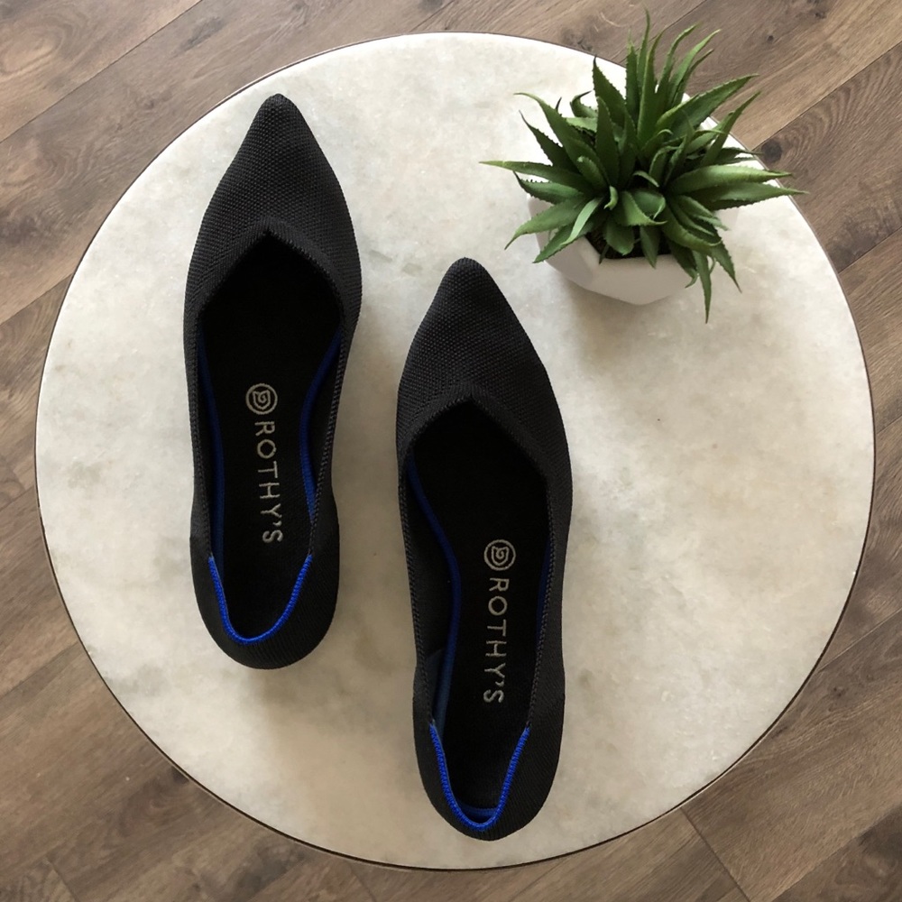 Rothys solid black pointed toe ballet flats size 9